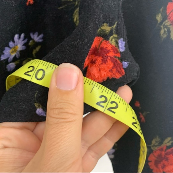 American Eagle Floral Tie Button Down V Neck Top - Picture 12 of 12